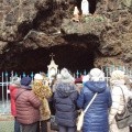 Przed Grotą Matki Boskiej z Lourdes 